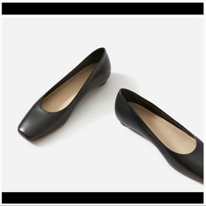 Everlane 11 The 90s Flat LNC fits like 9.5 or 10